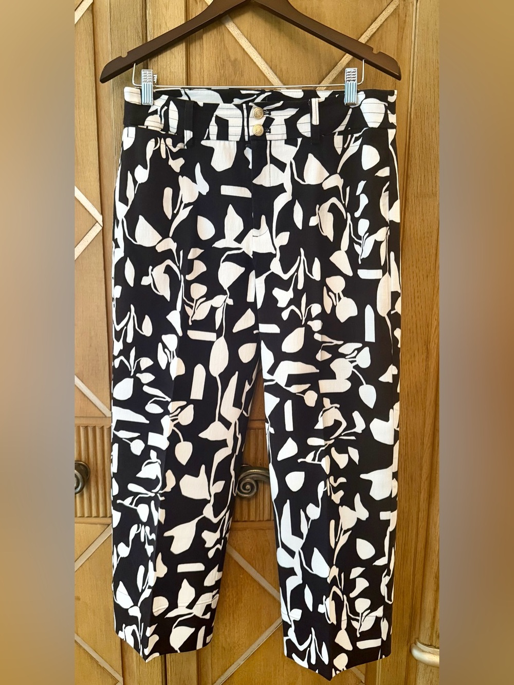 Chico's Black & White Abstract Wide-Leg Crop Pants. Size 1 (Size 8)